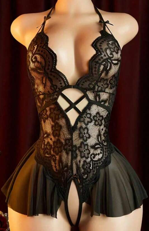 Czarne koronkowe body z odkrytymi plecami – styl premium