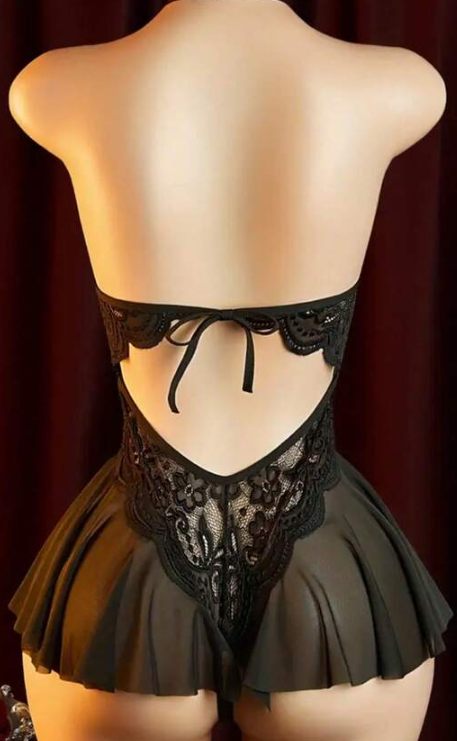 Czarne koronkowe body z odkrytymi plecami – styl premium